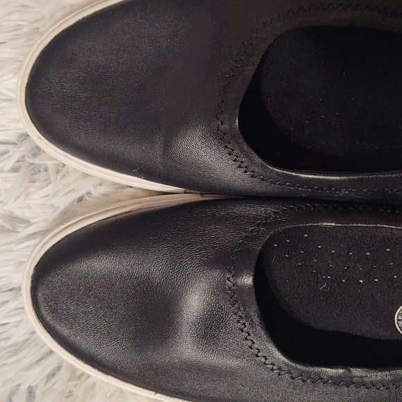 Kenneth Cole is 7.5  (37.5) - Picture 3 of 4